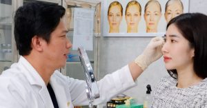 Bác sĩ tại Thẩm mỹ Khang Anh thăm khám cho khách hàng