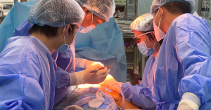 Các bác sĩ đang thực hiện phẫu thuật thẩm mỹ