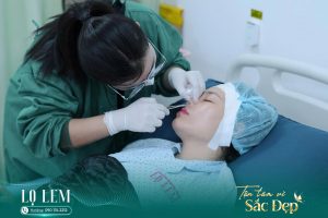 Khách hàng được thăm khám sau khi chọn dịch vụ sửa mũi tại Lọ Lem.