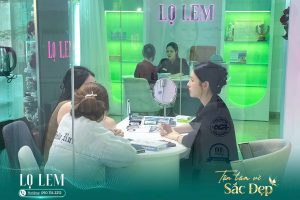 Khách hàng đang được tư vấn dịch vụ tại Lọ Lem