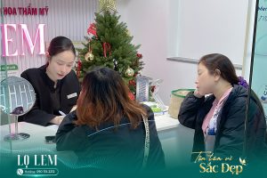 Khách hàng đang được tư vấn dịch vụ tại Lọ Lem