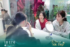 Khách hàng đang được tư vấn dịch vụ nâng mũi tại Lọ Lem