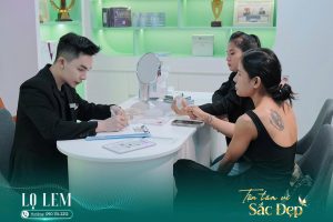 Khách hàng được tư vấn dịch vụ tại Lọ Lem