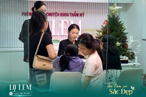 Khách hàng đang được tư vấn tại Lọ Lem