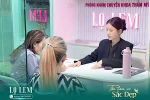 Khách hàng đang được tư vấn dịch vụ mũi tại Lọ Lem